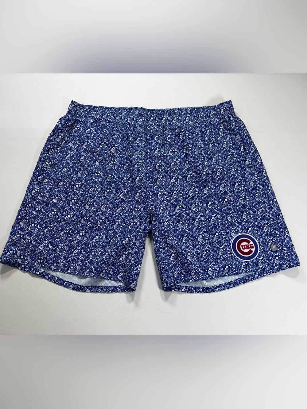 Antigua Men's Cubs Blue Floral Shorts